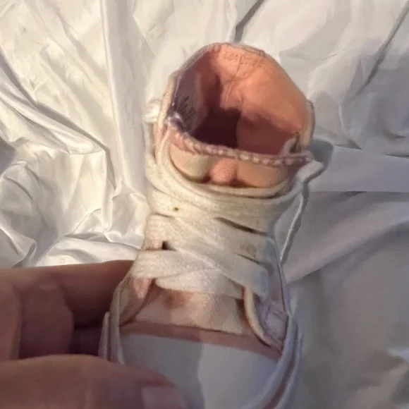 EUC Old Navy tennis shoes. Size 6-12 months. - Picture 9 of 10